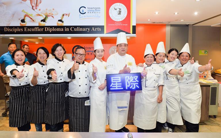 Alan Tso (second from left), Chief Financial Officer of KWCM; Chef Leung Fai Hung (first from right), Executive Chinese Chef of the