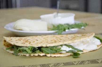 The culinary tasty and low cost proposal, the high return on sales, the small investment to open a Piadina house/shop, assure a fast economical return.