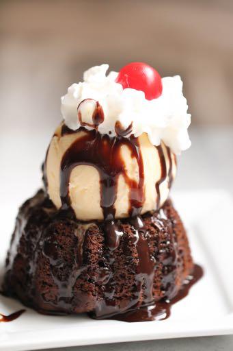 SMALLER FAMILY- CHILI S HOT FUDGE MOLTEN LAVA CAKE RECIPE D E S S E R T Serves: 12 Prep Time: 10 Minutes Cook Time: 16 Minutes 1 (15.25 ounce) chocolate cake mix 1/4 cup vegetable oil 1 (11.