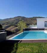 This villa enjoys a privileged location on the right bank of the Douro River.