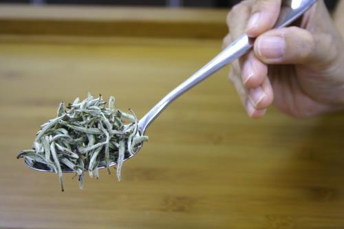 5.Quality Inpection Method Dry leaf Contains fleshy buds in straight needle-shapes, covered with a silvery white down that is indicative of reserved quality white tea.