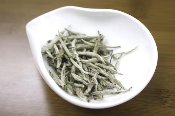 Color of dry leaf Good quality Silver Needle shows silvery grayish green color and the white down is evenly covers the bud. It looks lustrous and bright.