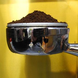 into portafilter basket, creating a tidy hill 3 Groom & Tamp Use a straightened forefinger and