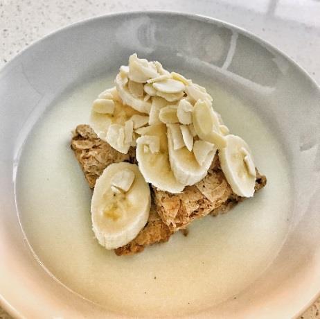 Top with the sliced banana and nuts - Add milk Calories: 366 (1537kj) Total fat: 9g Fibre: 8g Protein: 24g Carbohydrates: 44g Calories: 303 (1273kj) Total fat: 11g Fibre: 7g Protein: