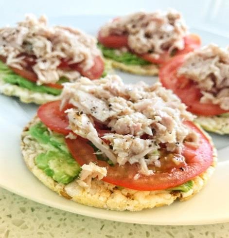 LUNCH Chicken chopped salad Tuna and avocado crackers Prep time: 10-15min Prep time: 5min 80g chicken breast, chopped 1 x boiled egg, halved 2 cups chopped lettuce or spinach leaves ½ tomato, chopped