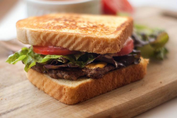 5/15/2015 Texas Toast Griddle Burgers Texas Toast Griddle Burgers Serves: 6 Burgers For the patty: 1 lb lean ground beef 2 tbsp mayonnaise 1 tbsp Worcestershire sauce 1 tsp dried dill weed 2 tsp