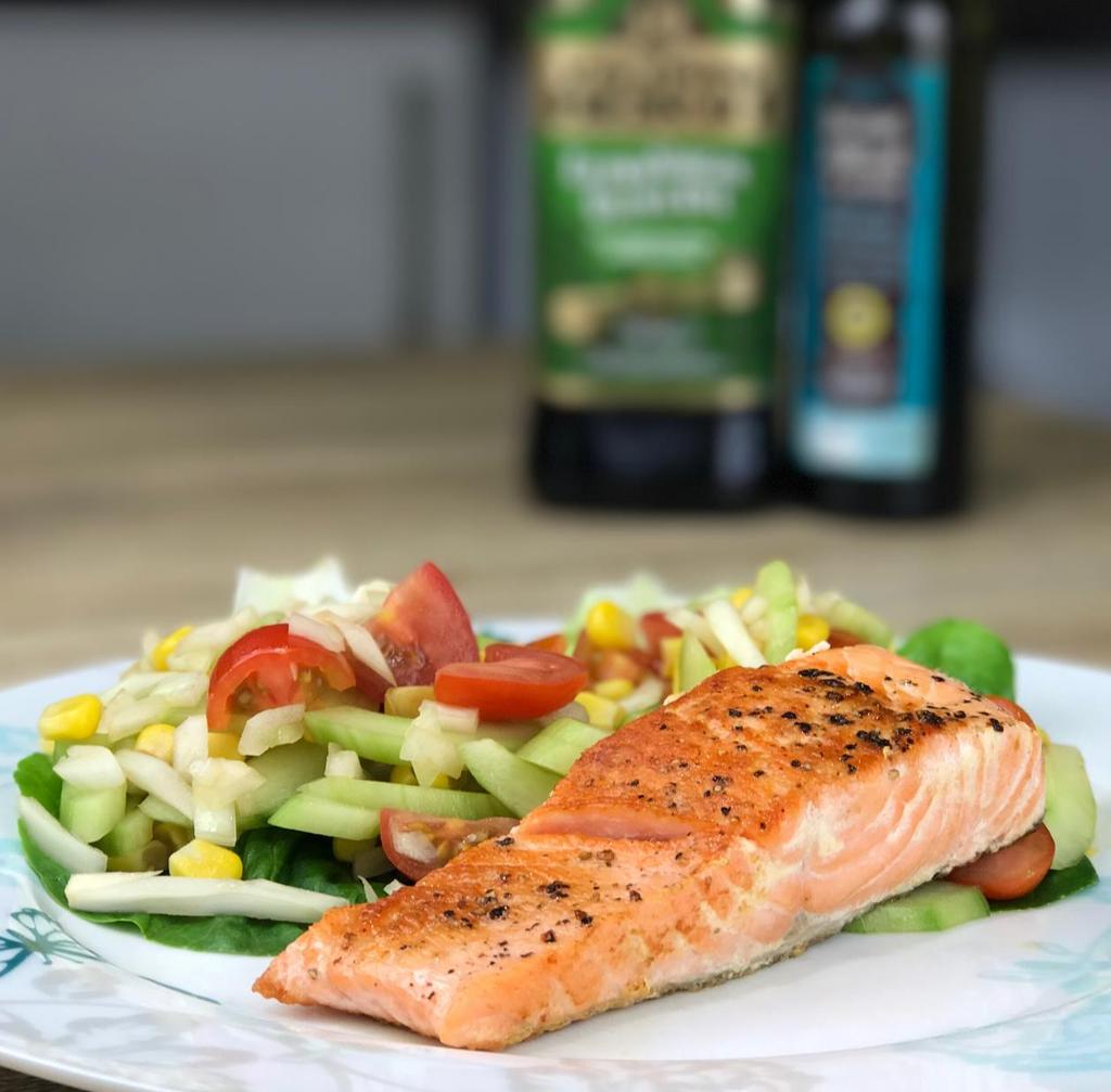 Pan Fried Salmon on a Salad bed Serves: 1 / Prep Time: 0mins / Cook Time: 10mins Calories 350 Carbs 10g 11% Protein 35g 40% Fat 19g 49% Sugar 6g 1 tsp Extra Virgin Olive Oil 130g Salmon 40g Tomato