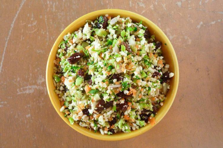 Detox Salad Serves: 5 cups head broccoli ( bunch), stems removed 2 head cauliflower, stems removed cup of shredded carrots 4 cup sunflower seeds 2 cup currants 4 cup finely chopped fresh parsley 4