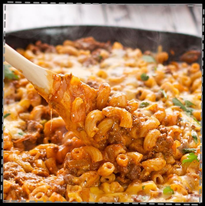 Easy Chili Mac Skillet Dinner Cook Time: 30 mins 1 ound extra lean ground beef 1 large onion, chopped 2 teaspoons fresh minced garlic 1 small red pepper, diced One 15-ounce can red kidney beans,
