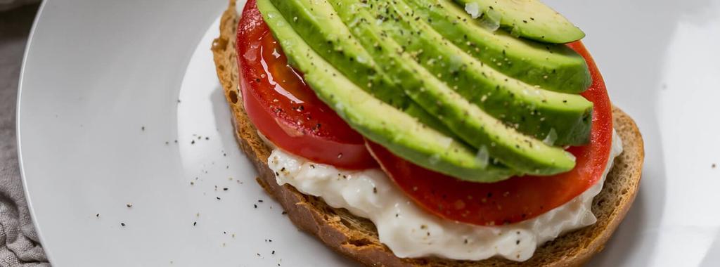 Avocado Toast with Cottage Cheese & Tomato 5 ingredients 10 minutes 1 serving 1. Spread cottage cheese onto the toasted bread. Top with tomato, avocado, and salt and pepper to taste. Enjoy!