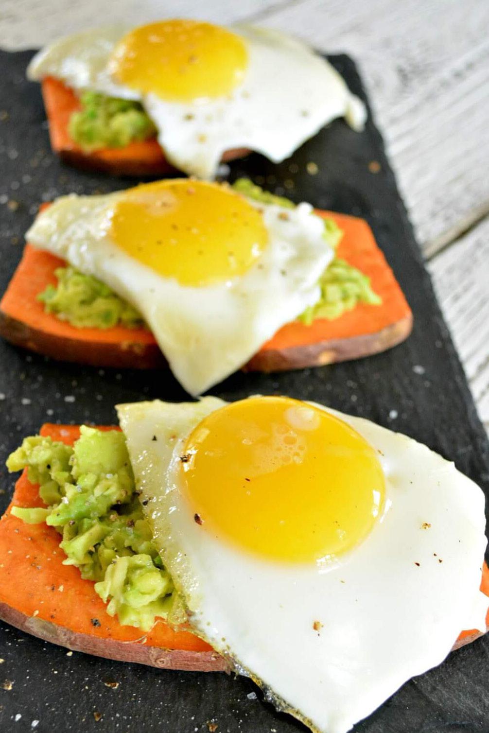 AVOCADO SUNNY- Side Up Egg Toast Prep Time: 10 minutes Cook Time: 5 minutes Serves: 4-8 1-2 sweet potatoes, ends cut off and sliced ¼-inch thick 1 avocado, mashed with fork 1 egg per slice of sweet
