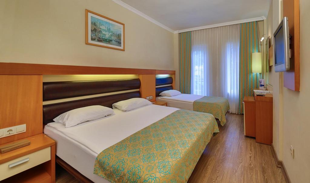 ROOMS LOCATION SPACE FEATURES STANDARD LARGE ROOM Garden view 21-26 m2 141 rooms.