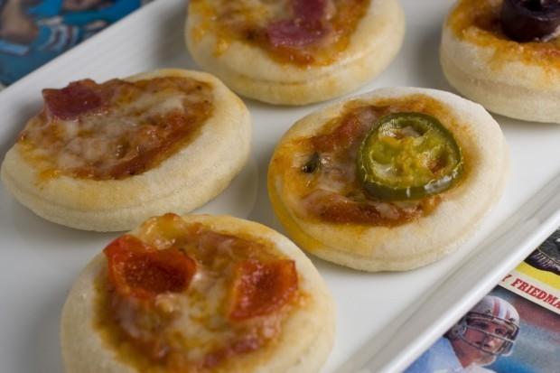 Tiny Pizzas Dough 1 1/2 cups flour 1 Tbsp sugar 1 Tbsp baking powder 1 tsp salt 1/4 cup vegetable oil 1/2 cup milk Toppings 1/4 cup pizza sauce 1/2 cup mozzarella cheese To taste: Pineapple Pepperoni