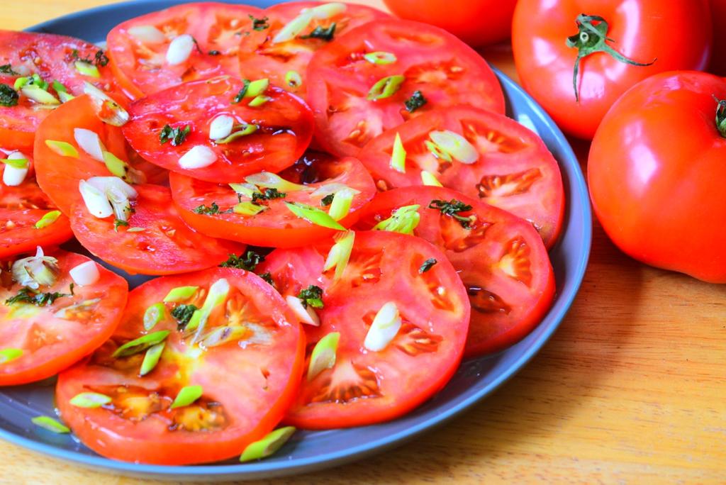 Easy Tomato Salad Ingredients: 4-6 very ripe heirloom tomatoes 1/4 tsp sugar salt 2 greens onion, including green parts, chopped 1 clove garlic 2 tsp finely chopped parsley Balsamic vinegar 2 tbsp