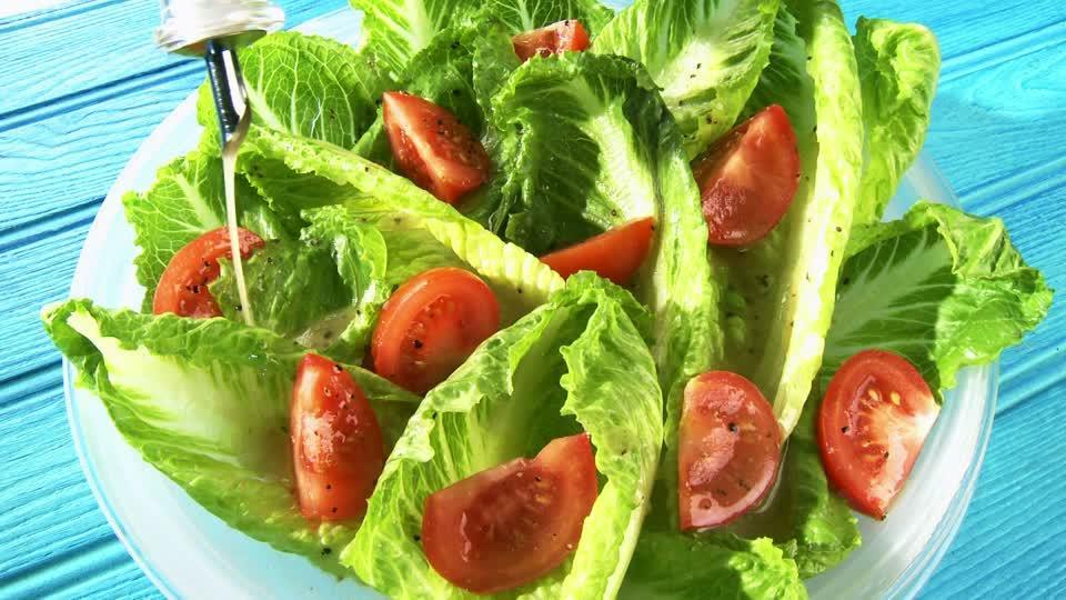 Tear-it-up Romaine Salad with Simple Dressing Prep time: 5 minutes Serving size: ½ cup [125 ml] 1 head romaine lettuce 2 tomatoes, chopped (1-inch cubes) 3 tbsp. oil [45 ml] 1 tbsp.