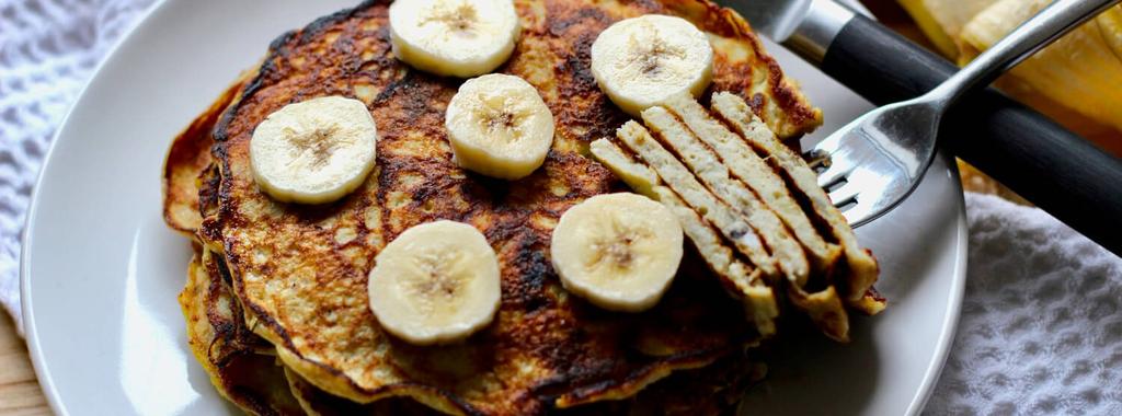 Simple Banana Pancakes 3 ingredients 20 minutes 8 servings 1. In a bowl, mash the bananas very well until quite smooth. Add the eggs and beat gently with a fork for about 30 seconds. 2. Heat coconut oil in a skillet over medium heat.