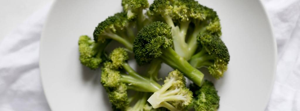 Steamed Broccoli 1 ingredient 10 minutes 2 servings 1. Set broccoli florets in a steamer over boiling water and cover. Steam for about 5 minutes, or until tender. Enjoy!