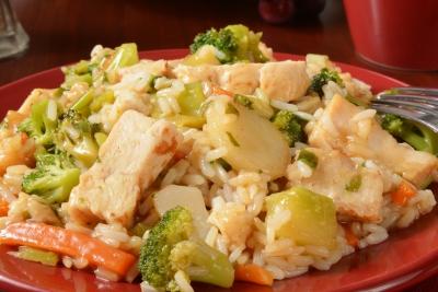Muscle-Up Sunday Breakfast Serves: 2 2 skinless Chicken Breasts, cubed 100g Broccoli, in florets 1 small Carrot, in matchsticks 1 tbsp Olive Oil 100g cooked Rice 2 Garlic Cloves, chopped 1 tbsp Lemon