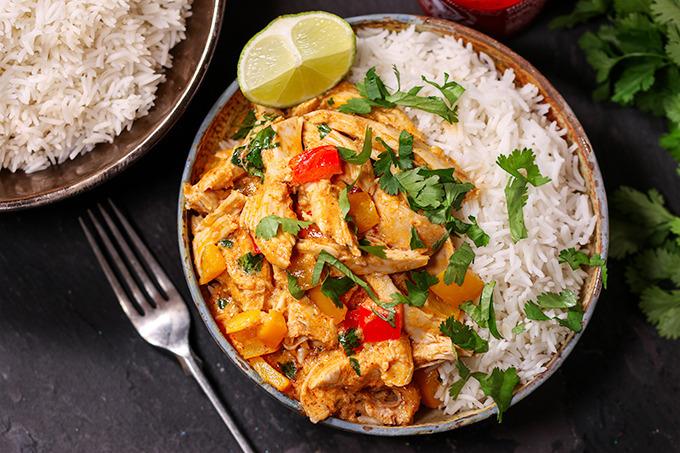 Serves 4 20 Mins Easy Turkey Thai Curry 1 tsp olive oil 1 red bell pepper, deseeded and chopped 1 yellow bell pepper, deseeded and chopped 2 cloves garlic, peeled and minced 1 tsp minced ginger 1 tsp