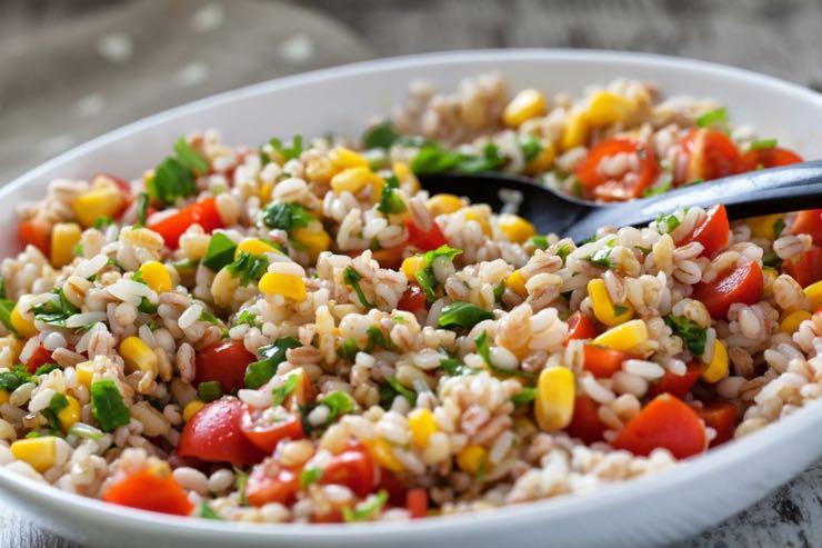Chicken Orzo Salad In large a bowl, combine the orzo, chicken, tomatoes, corn, red onion, and green onion.