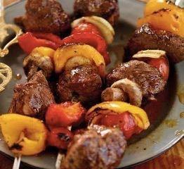 Beef and Veggie Kabobs If using wooden or bamboo skewers soak eight in cold water for about half an hour. Thread the steak, peppers, mushrooms, tomatoes and onion onto 4 skewers.