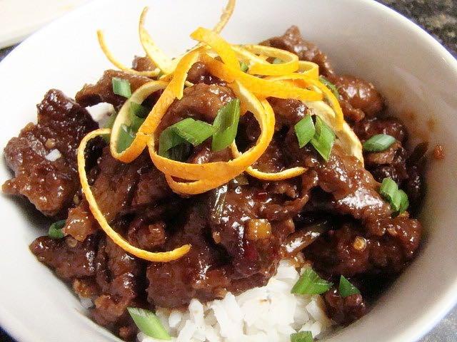 Spicy Orange Beef Combine garlic, pepper, and beef, tossing well. In a separate bowl, combine rind, juice, cornstarch, and soy sauce, stirring with a whisk.