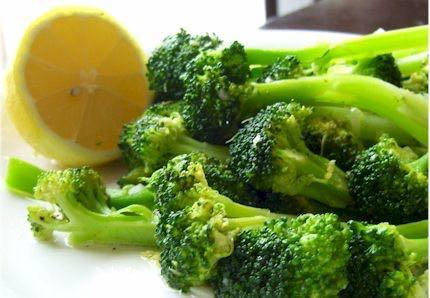 Roasted Garlic Broccoli Preheat the oven to 400 degrees F. In a large bowl, toss broccoli florets with the extra virgin olive oil, sea salt, pepper and garlic.