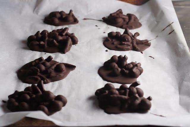 Blueberry Clusters Line a small baking sheet with parchment paper. In a medium bowl, mix melted chocolate with coconut oil.