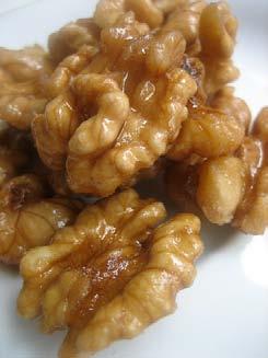 Unshelled walnuts in halves or quarters: selection of peanuts from certified Italian crops.