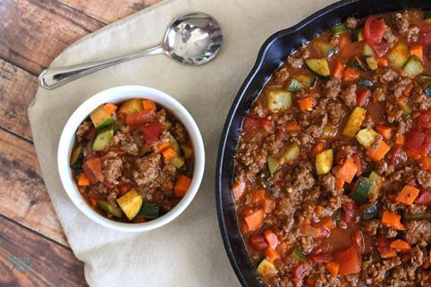 Paleo Chili Recipe Yields: 6 servings 1½lbs ground beef 2 cloves garlic, chopped 2 Tablespoons oil 1 large onion, diced 1 stalk celery, chopped 4 large carrots, peeled and diced 2-3 zucchinis, diced