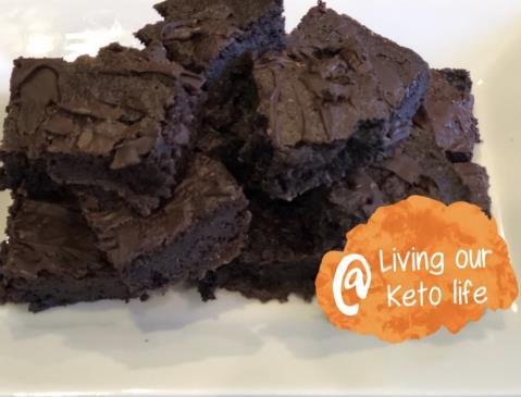 Double Chocolate Keto Brownies Macros: Fat 9g, Net Carbs 3g, Protein 3g ½ cup melted butter 2/3 cup granulated sweetener 3 eggs ½ teaspoon vanilla ½ cup almond flour 1/3 cup cocoa powder 1 tablespoon