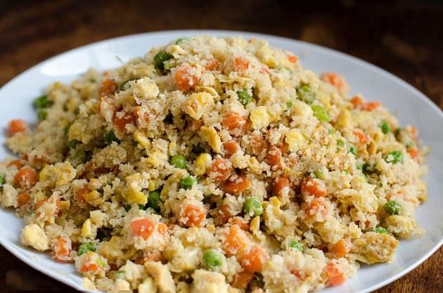 CAULIFLOWER FRIED RICE 1 head of cauliflower 1/2 lb (8 slices) of thick-sliced bacon 2 large eggs 1 tablespoon fresh ginger, minced 3 cloves of garlic, minced 2 carrots diced, about 1 cup 1/2 cup of