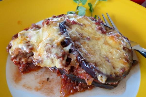 Eggplant Lasagna Serves six 1 large eggplant sliced lengthwise into thin layers (about the thickness of lasagna sheets) 1/2 pound (250 grams) of ground beef 2 TBS olive oil 1 cup finely chopped white