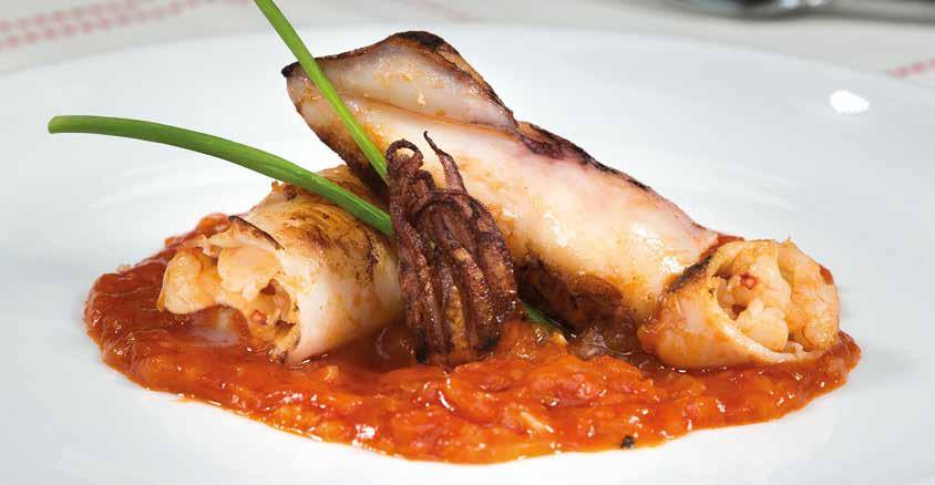 for 4 people 70 minutes Stuffed squid Fresh squid (two small ones per person) 300 g of shrimp 2 medium onions 4 tbsp of fried tomato sauce 100 g fried almonds 3 handfuls of breadcrumbs For the
