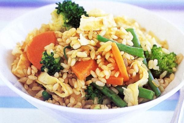 peppers, onions and chili garlic sauce S p ic y F r ie d R ic e R8 H A W A IIA N F R IE D R IC E Jasmine rice, egg, cashew nuts, pineapple, rasins, bell peppers, onions, peas