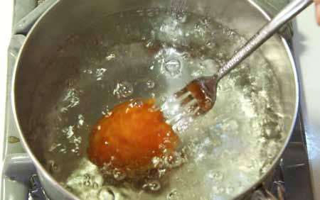 5 4 Bring water to a boil in a deep saucepan. Use enough water to completely cover the tomatoes when submerged.