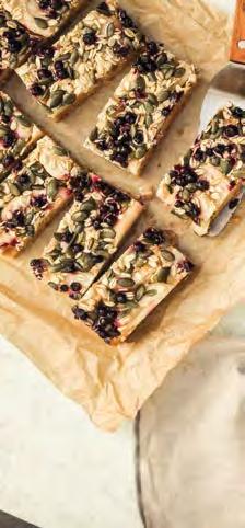 Spelt Flour and Apple Cake: we prepare this exquisite cake with wholegrain spelt flour and baked apple pieces and decorate it with blueberries and a mix of oat flakes and pumpkin seeds.