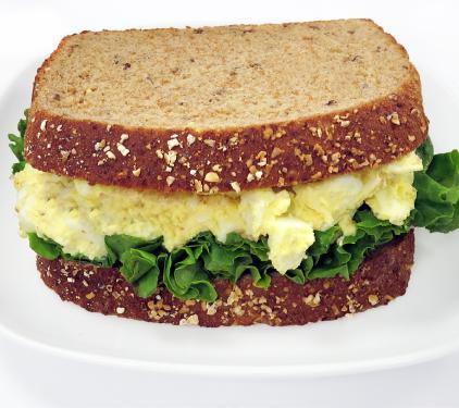 5339 Pack Size: 3 x 193g classic egg salad with tender green leaf lettuce on