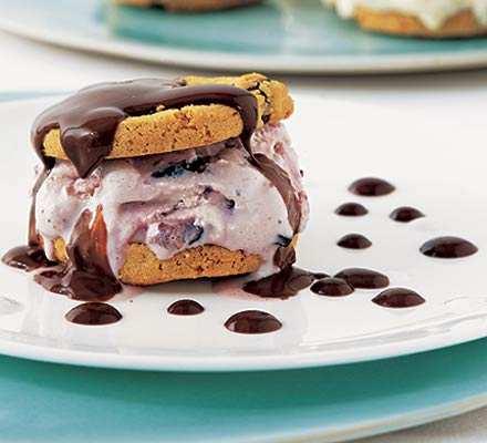 Chocolate Chip Cookie & Ice Cream Sandwiches 12 chocolate chips cookies 1 litre tub ice cream (Woolworths Chocolate Fudgey Brownie, Toffee Honeycomb Crunch and Cherry Nutty Nougat) Chocolate sauce