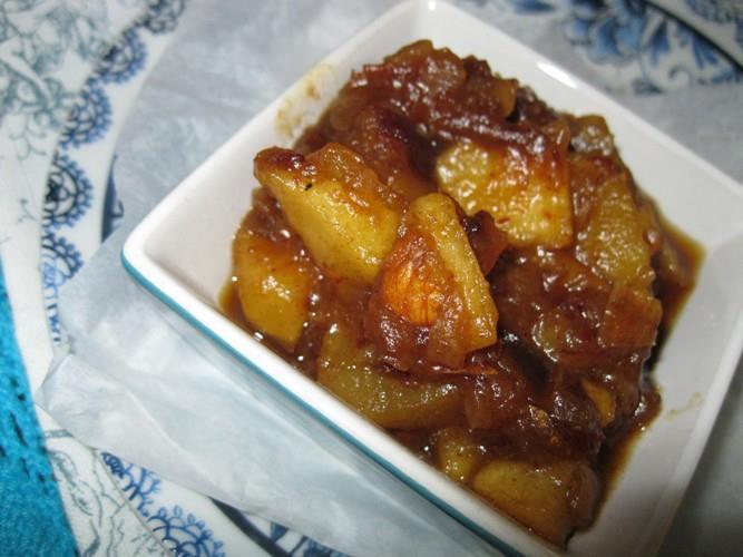Date and Apple Chutney 3 medium onions, finely chopped 125 ml water 1 kg green apples, peeled, cored and diced (weigh AFTER you ve peeled and cored the apples) 500 g dates, chopped 100 g almonds,