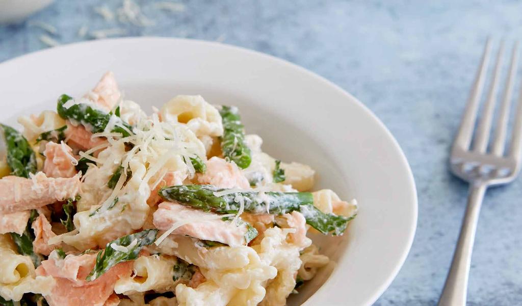 SALMON AND ASPARAGUS PASTA RECIPE SERVES 4 100g Lindahls Kvarg Natural 2 Large skinless Salmon Fillets (cut into chunks) 125g Fine Asparagus 400ml Water 1 Fish Stock Cube 1 Onion (chopped) 1 Small