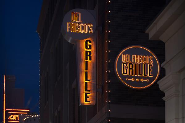 Del Frisco s Grille 154 East 3 rd Street (817) 887-9900 delfriscogrille.com Chophouse & American Cuisine $$$-$$$$ Del Frisco s Grille dishes up creative twists on American comfort classics.