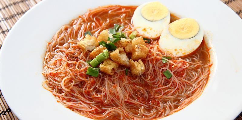 Mee Siam Serves [ 4 pax] 150g grated coconut 560ml warm water (A) 50g dried tamarind paste 50ml warm water (B) 80g soy bean paste 1 onion (cut into strips) 50g dried chillies 100g shallots 10g shrimp