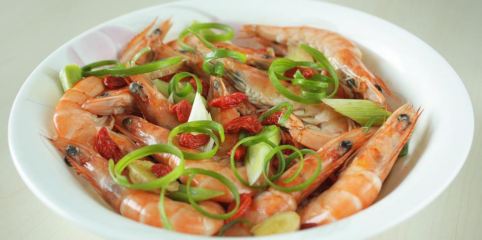 Steamed Drunken Prawns 10 Live prawns (shrimps) 3 tbsp Shaoxing wine Handful of wolfberries 3 Thick spring onion stalks 3-5 slices of ginger Spring onion (cut to strips) Coriander to serve Place