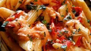 Penne Fiorentina 1 red pepper 1 onion 1 clove garlic 200g penne pasta 1 x 15ml spoon oil 1 x 400g cans chopped tomatoes Fresh basil leaves or 1 x 5ml spoon dried basil 100g baby spinach Black pepper