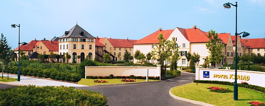 Accommodation Kyriad Hotel Located at the entrance to Disneyland Paris, this hotel has been