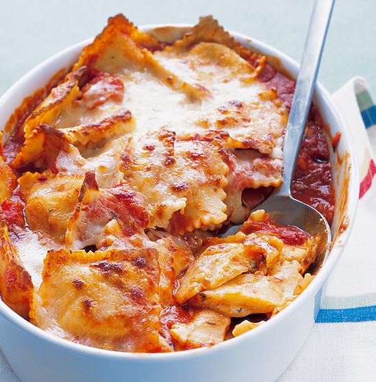 BAKED RAVIOLI Total Time: 50 mins Servings: 6 2 tablespoons olive oil 1 medium onion, chopped 3 cloves garlic, minced Coarse salt and freshly ground pepper 1½ teaspoons dried thyme, or oregano 1 can