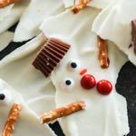 SMALLER FAMILY MELTED SNOWMAN BARK D E S S E R T Serves: 4 Prep Time: 10 Minutes Cook Time: 3 Minutes 1 cup white chocolate chips (or almond bark) 4 mini Reese's Peanut Butter cups (cut in half) 16