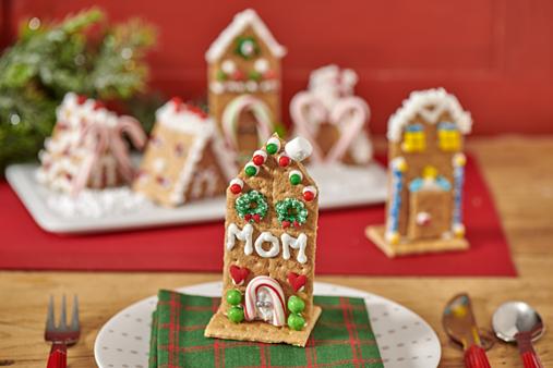 Easy HONEY MAID Holiday Houses Prep Time: 60 min Total Time: 120 min Servings: 12 18 HONEY MAID Honey Grahams 1 cup ready-to-spread white frosting Suggested decorations: small candy canes, starlight