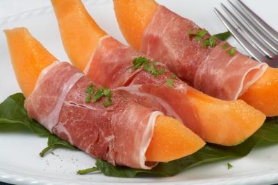 Parma Melon Snack Serves: 2 8 wedges of Cantaloupe Melon 8 slices of Parma Ham Wrap